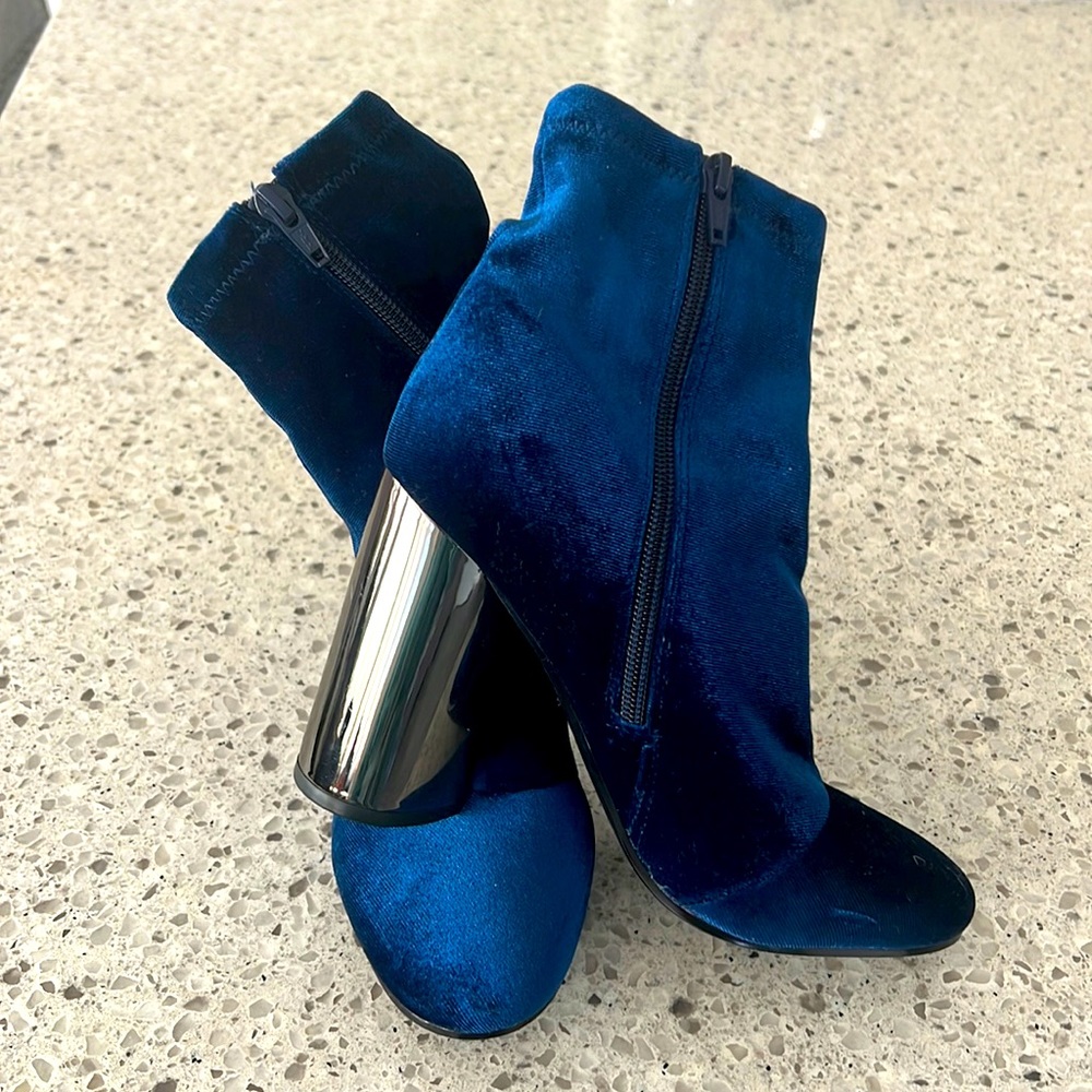 Gorgeous royal blue velvet boots!
